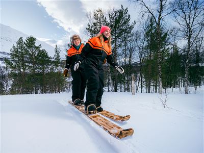Guests try "tandem skis"