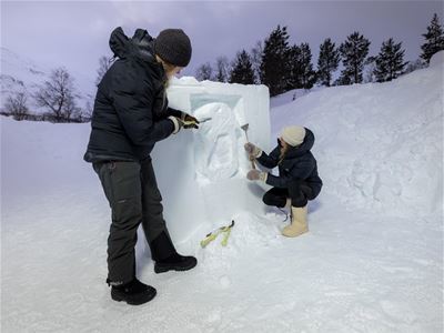 Other guests try out snow carving with guidance