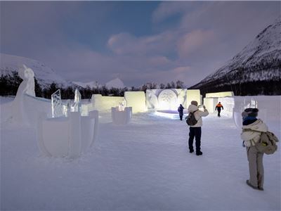Gjester beundrer is og snø-kunst ved Tromsø Ice Domes