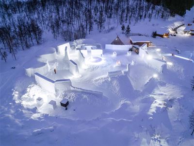 Flyfoto av Tromsø Ice Domes og snø-kunsten man finner der