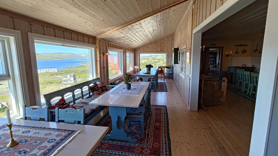 Et rom med bord og stoler.