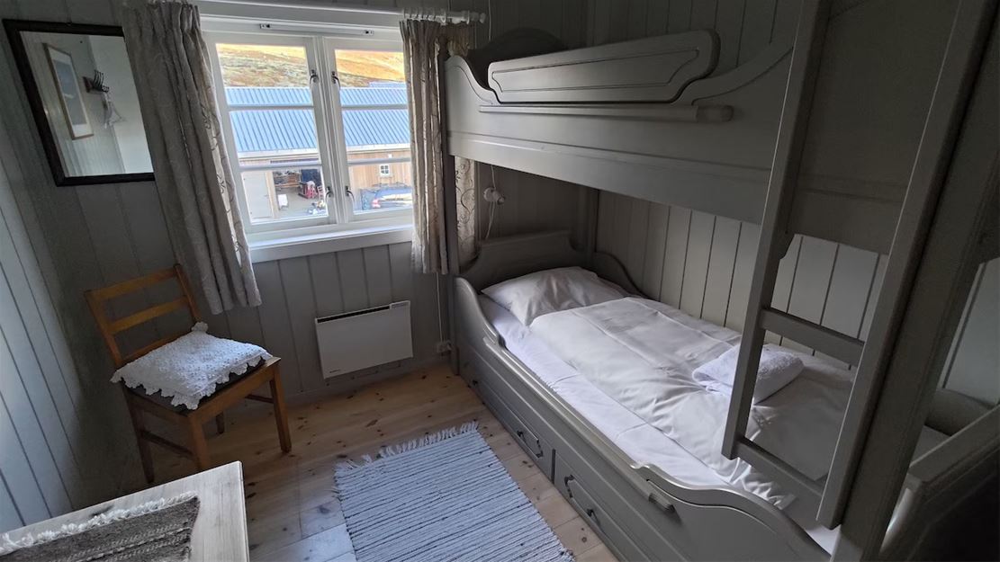 En køyeseng på et rom.