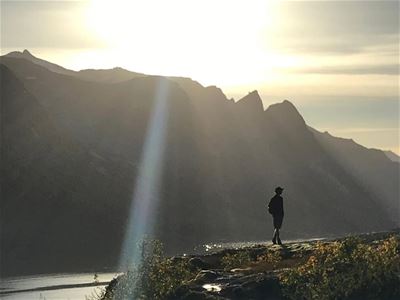 Midnattsola viser seg over fjellet