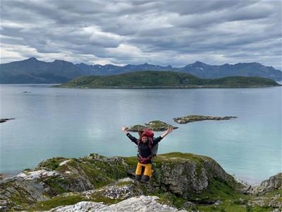 Gjest gjør en pose på fjellet
