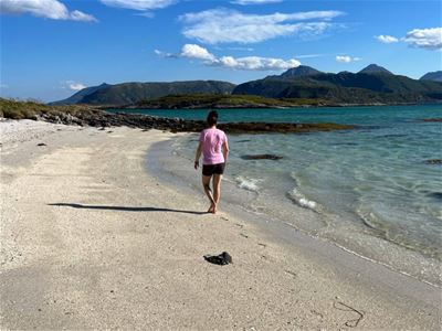 Gjest går på stranden