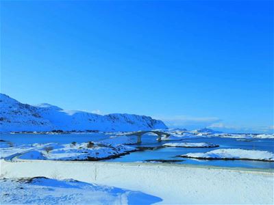 Snødekte øyer og en bro