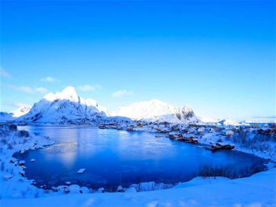 Fjellutsikt og utsikt over en frossen innsjø