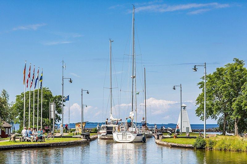 Sjötorpspaket – 38 km Cykling Längs Göta kanal med Mat och Boende