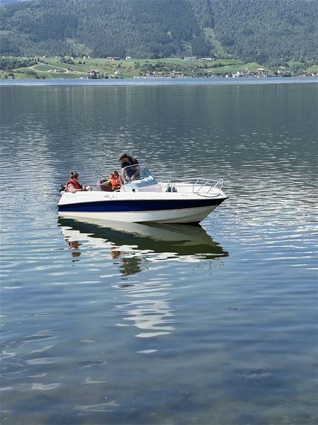 Denne båten leigast ut med guide. 