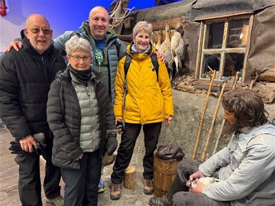 Gjester står ved Roald Amundsen modell i Polarmuseet