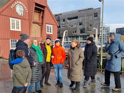 Gjester hører på Tromsøs historie ved siden av Polarmuseet