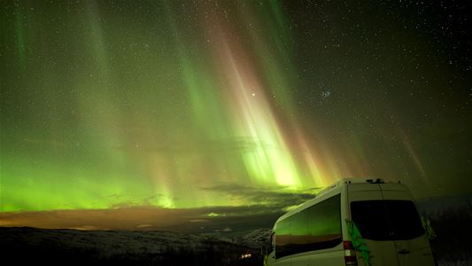 Minibussen under nordlyset