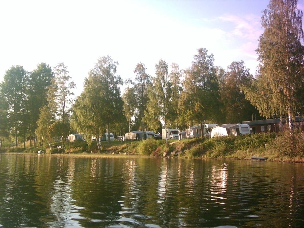Bild på campingen från vattnet.