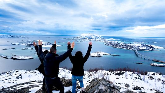 Two guests posing in front of Sommarøy
