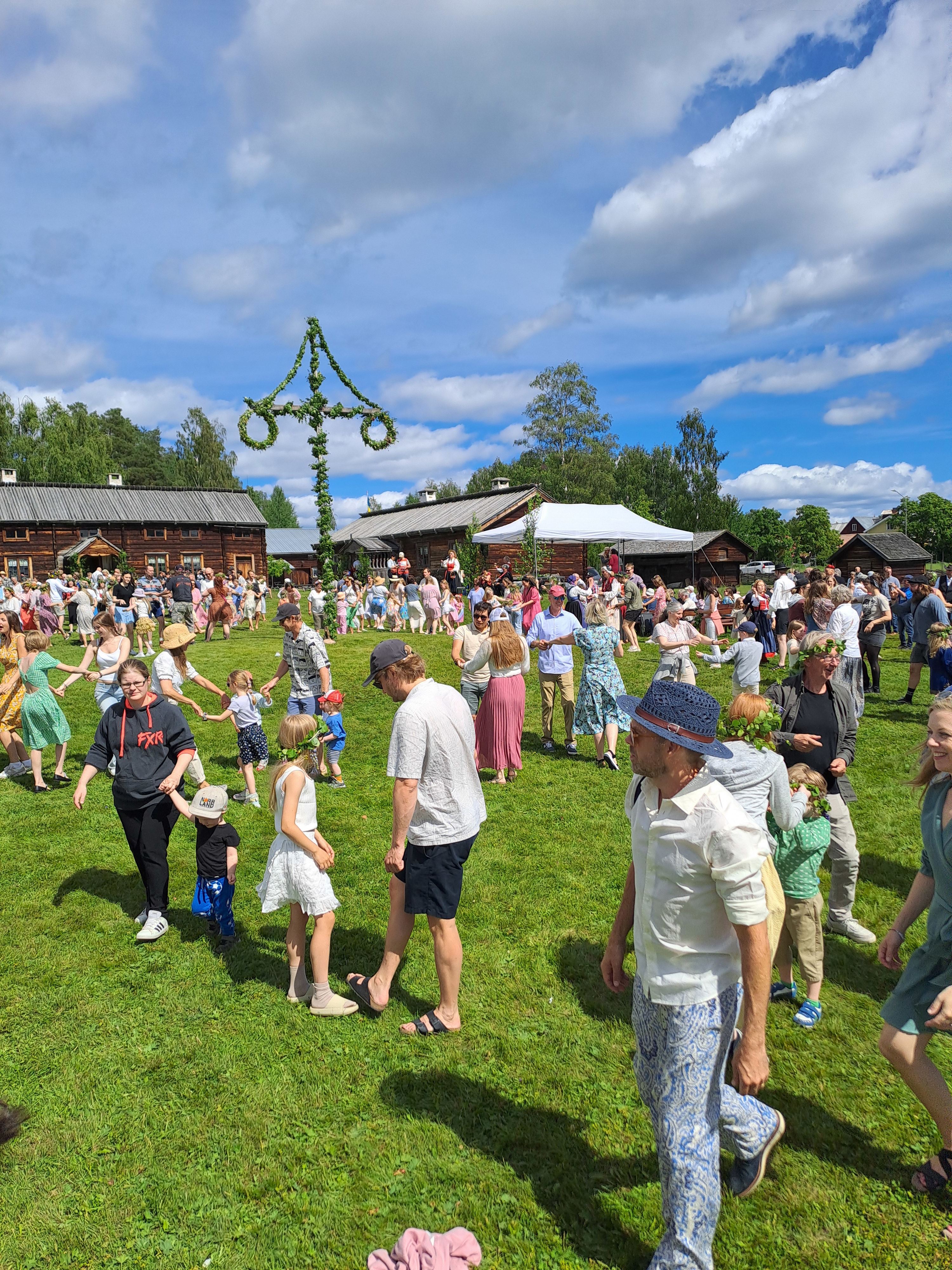 Midsommarfirande på Delsbo Forngård