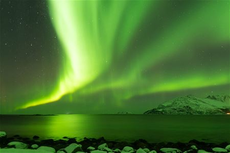 Bilde av aurora borealis over fjorden