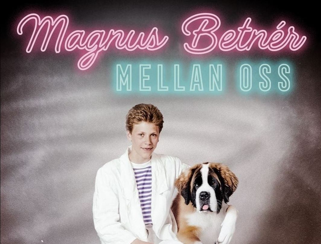 En pojke sitter på en pall med en hund.