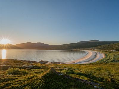 Solen skinner over stor strand