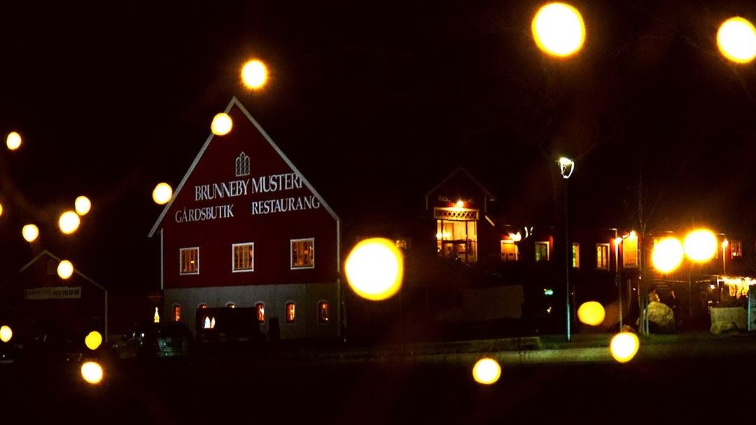 Mordgåta på Brunneby Musteri och  Hotell Vik