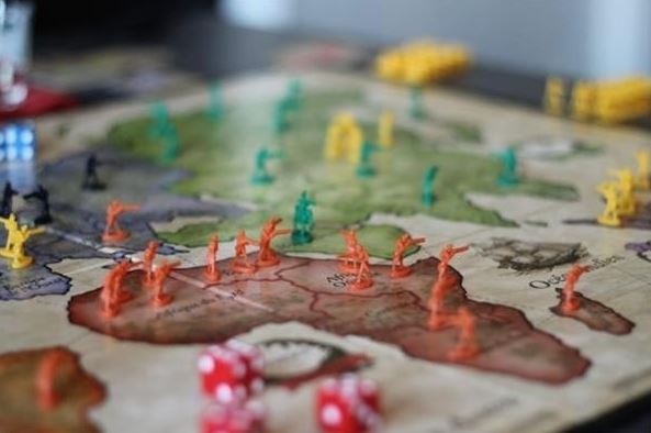 Uppställt spel med spelpjäser på ett bord.