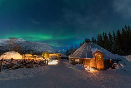 Phot of the camp with aurora in the background