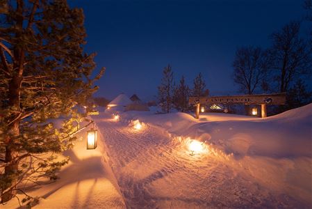 Veien opp til campen samt skiltet til campen, dekt av snø