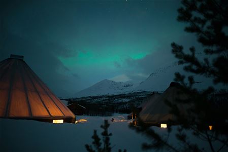 Nordlyset viser seg bak tåken