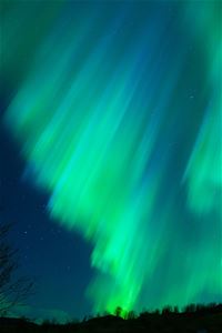 Sterkt nordlys klatrer over himmelen