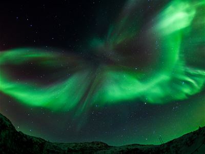 Ekstremt vakkert nordlys vifter over fjellene