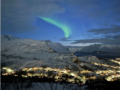 Fjell og fjord og nordlys