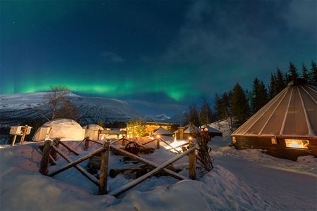 Bilde av Camp Tamok med nordlyset i bakgrunnen
