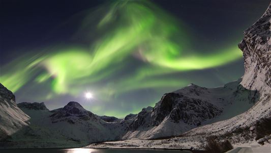 Bilde av snødekte fjell, nordlys og månen