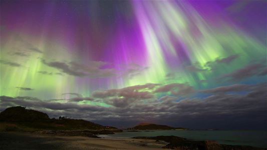 Bilde av nordlys i fine lilla og grønne farger