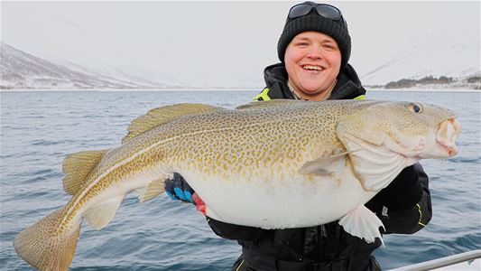 En gjest som holder en fisk