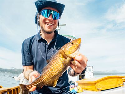 Guide viser frem fanget fisk