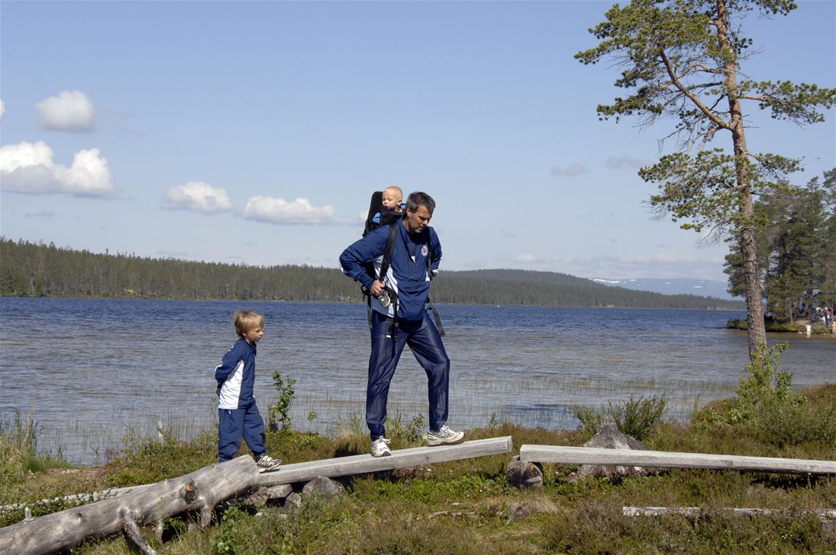 Hiking people by Lake Burusjön