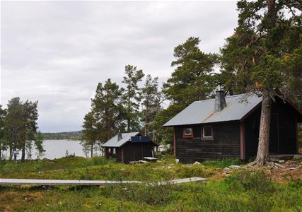 De två stugorna vid Våndsjön.