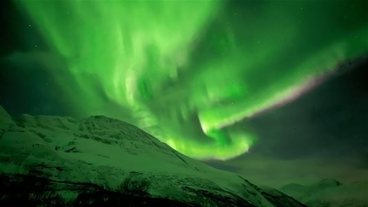Nordlys over fjellene
