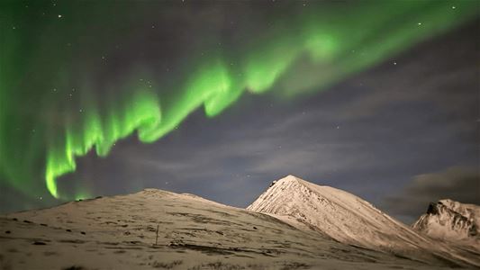 Nordlys over fjellene