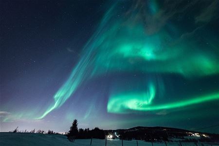 Nordlyset danser i himmelen