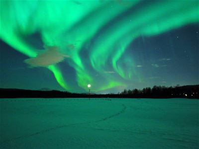 Snødekt landskap og Nordlys