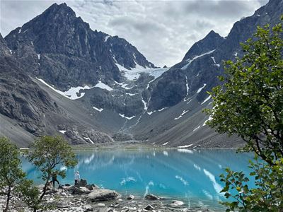 The blue lake from up high and the mountains behind
