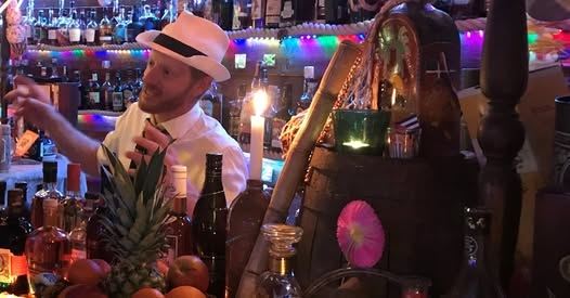 Tapastallrik och öppen rom- & cocktailbar