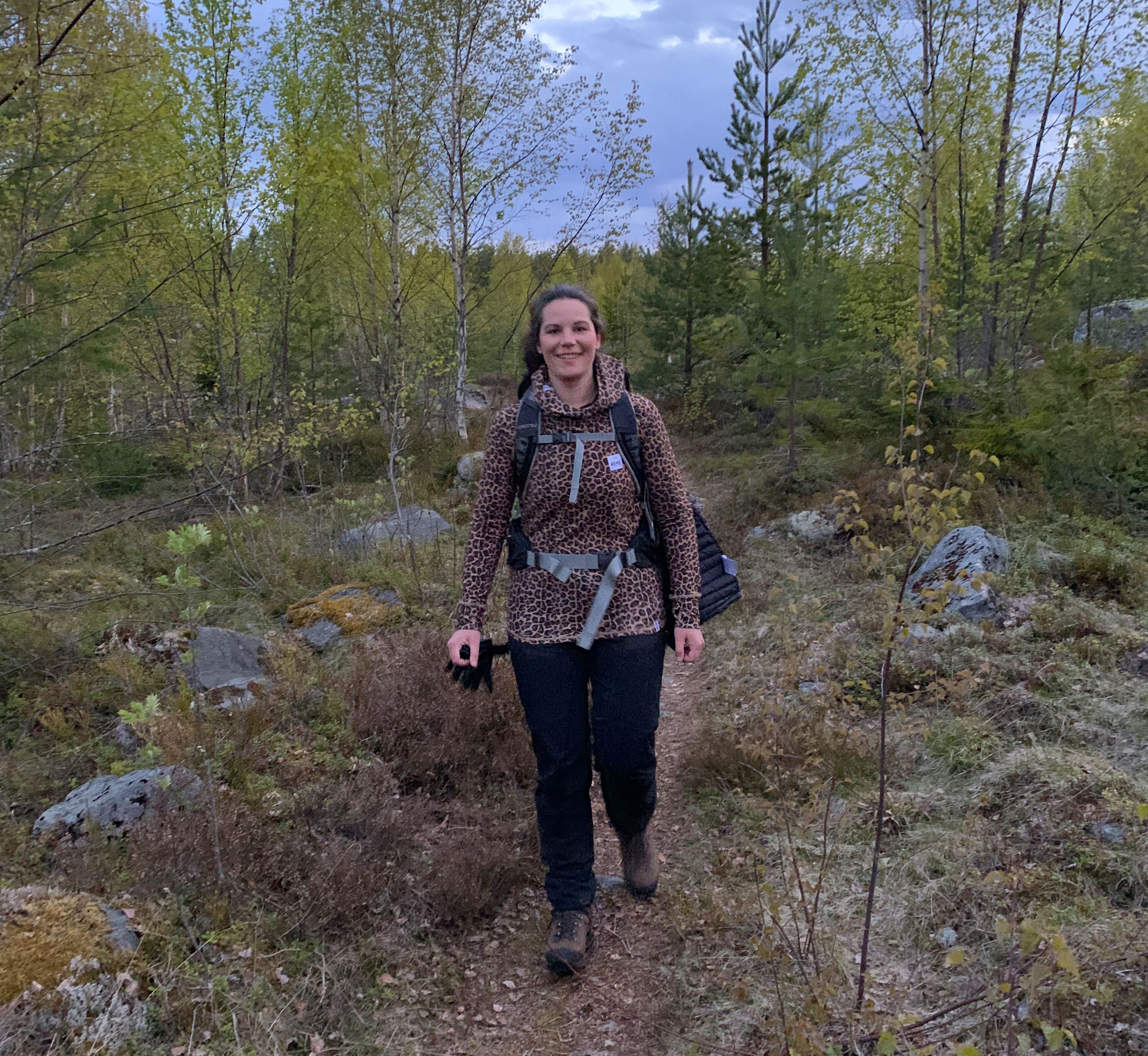 En kvinna som vandrar längs led