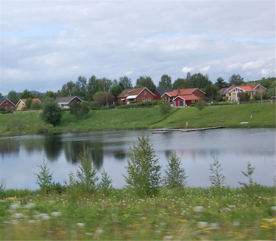 Sjö med en badplats.