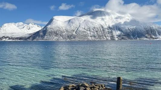 Utsikt til fjell fra en brygge