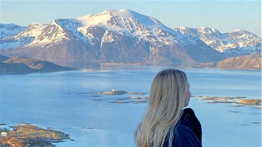 Gjest ser utover på utsikten