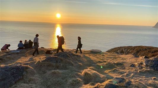 Gruppe gjester på en liten strand