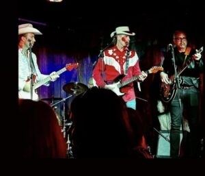 En grupp män som spelar instrument på en scen.