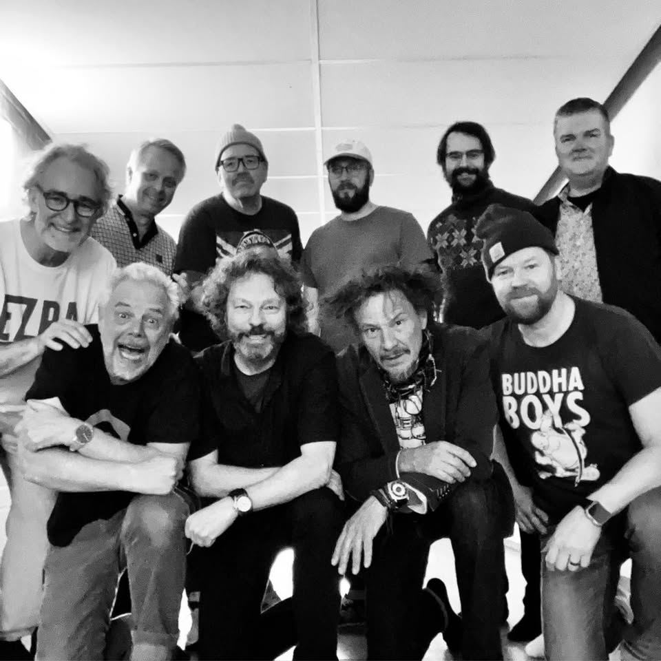 En grupp män poserar för ett foto.